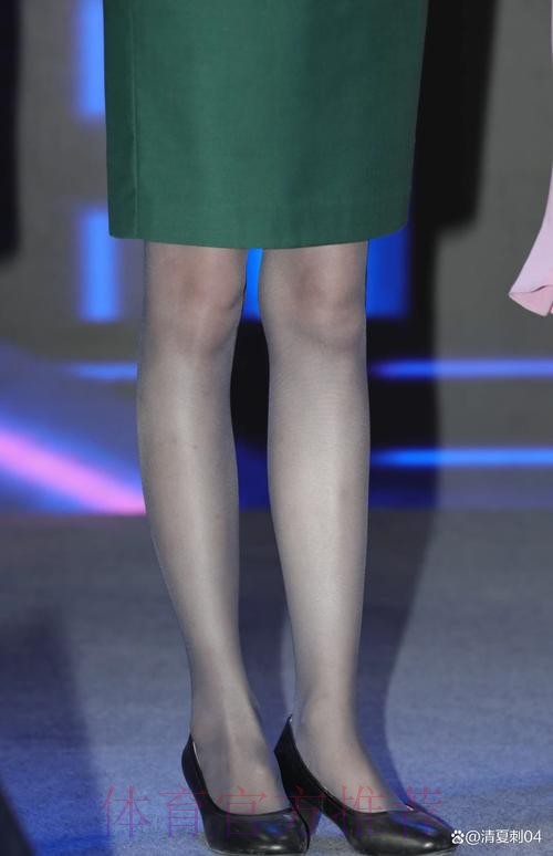 靓丽空姐亮相中甲赛场 助威球队倡导文明赛场